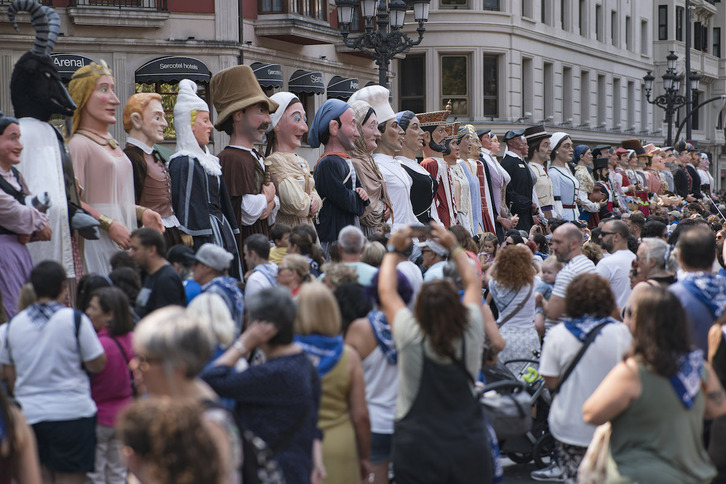 Decenas de gigantes alineados en El Arenal.