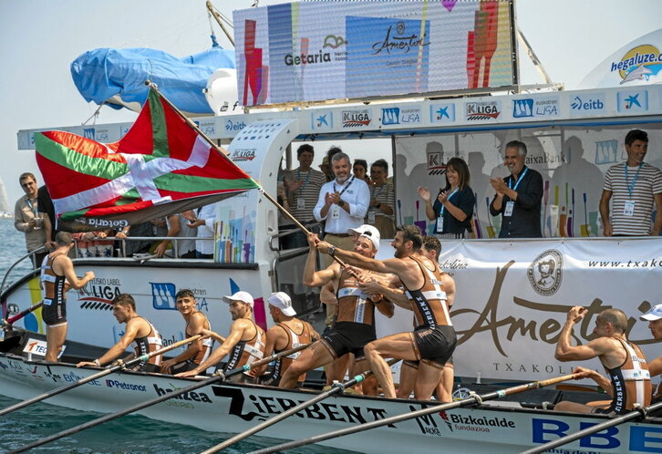 Los remeros de Zierbena celebran su tercera victoria en la Liga Eusko Label.