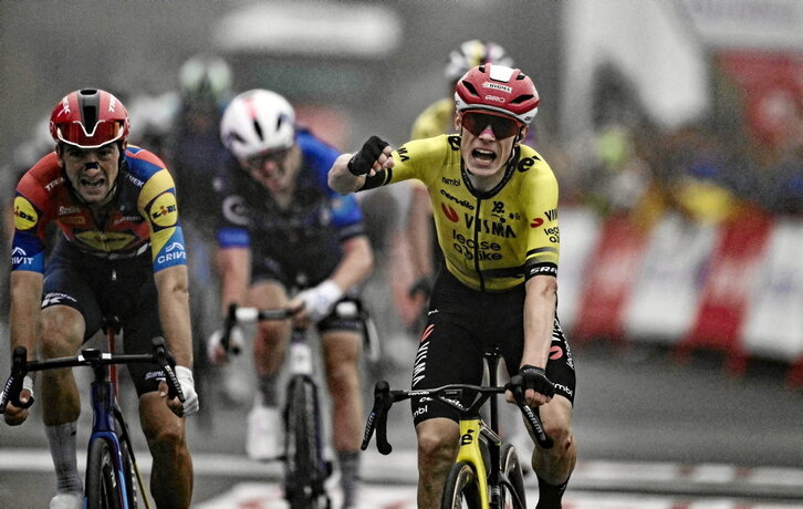 Vingegaard celebra la victoria en la segunda etapa de la Vuelta.