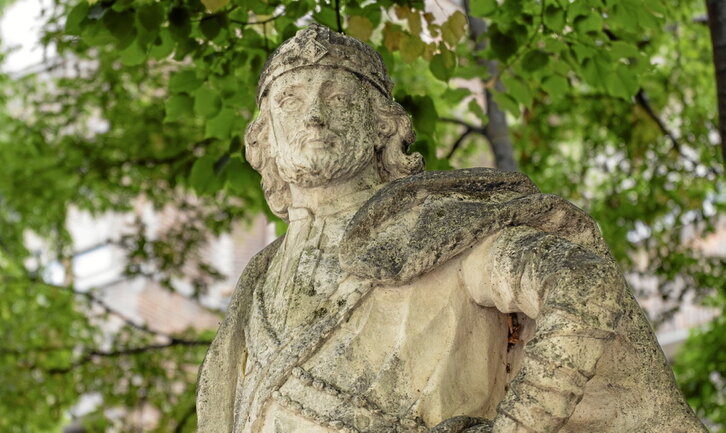 Una de las seis estatuas del Paseo de Sarasate que será trasladada a la Taconera.