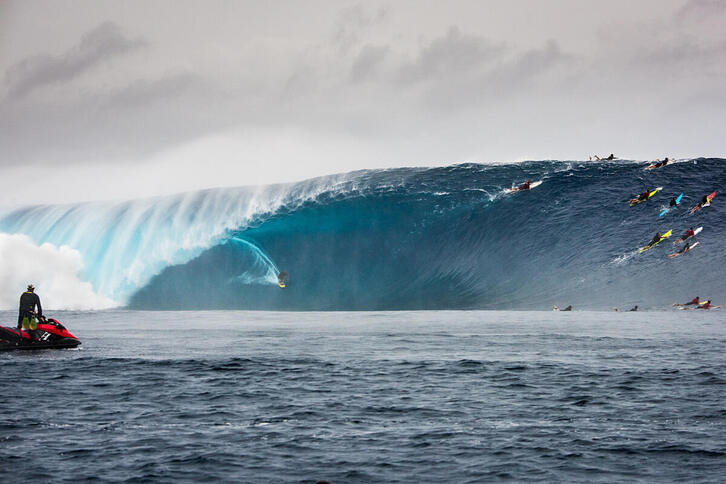 Olatuak oso handiak direnean Tahitiko Teahupo olatuaren antza hartzen du Cloudbreakek.