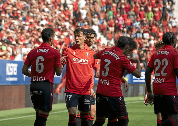 Jugadores de Osasuna celebran el gol de Ante Budimir.