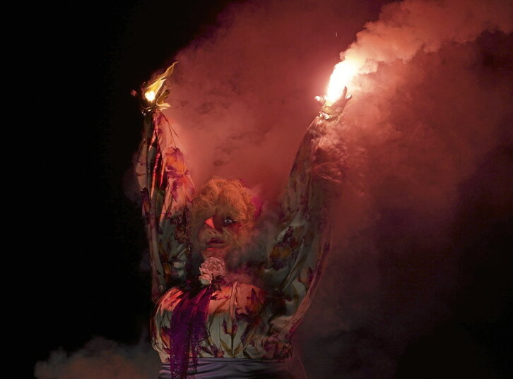 Marijaia, poco antes de que el fuego la consumiera en las aguas del Ibaizabal.