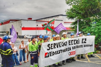 Bridgestoneko langileek protesta egin dute Serveok 22 langile kaleratzeko dituen asmoen aurka.