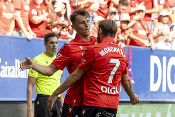 Pechada de Moncayola con Budimir, autor del 1-0 contra el Valencia.