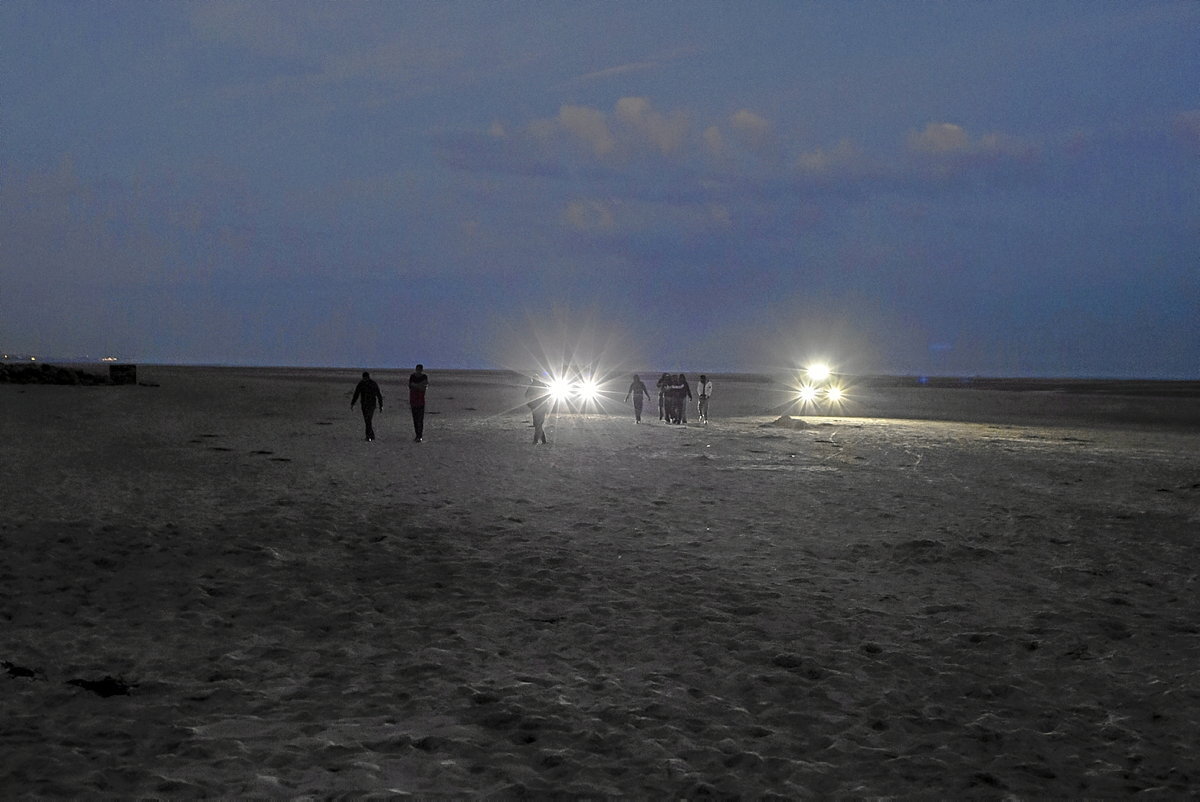 Un grupo es descubierto por la Policía cuando intentaba subir a una embarcación. (Sergi Cámara)