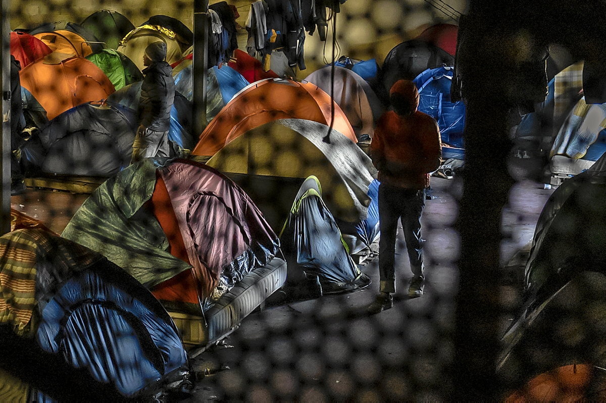 Nave abandonada cerca de Calais, donde viven centenares de jóvenes procedentes mayoritariamente de países del continente africano. (Sergi Cámara)