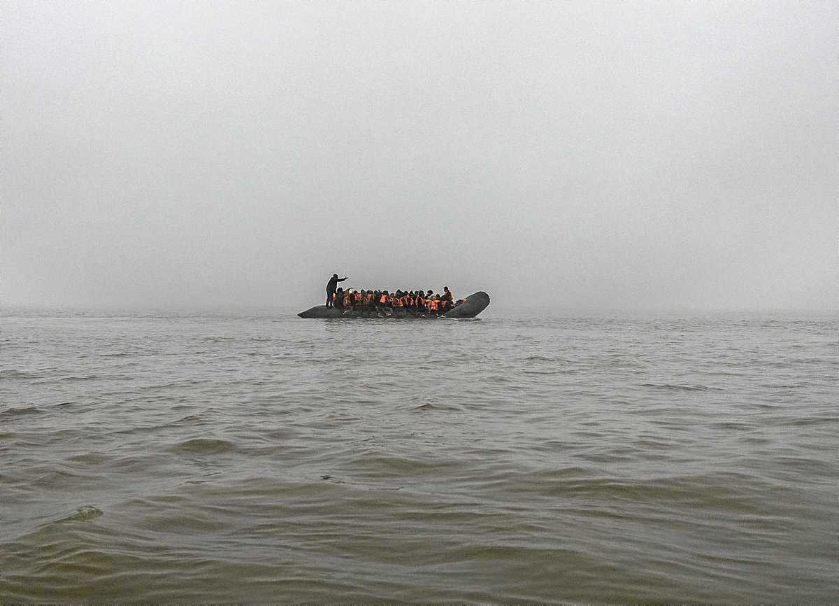Una de las embarcaciones consigue salir de la playa de Gravelines antes de que llegue la Policía. (Sergi Cámara)