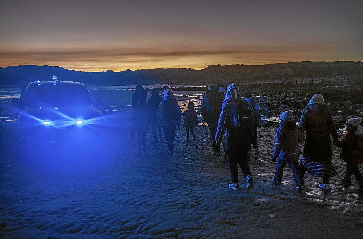 Familias sorprendidas por la Policía en la playa de Wimereux. (Sergi Cámara)