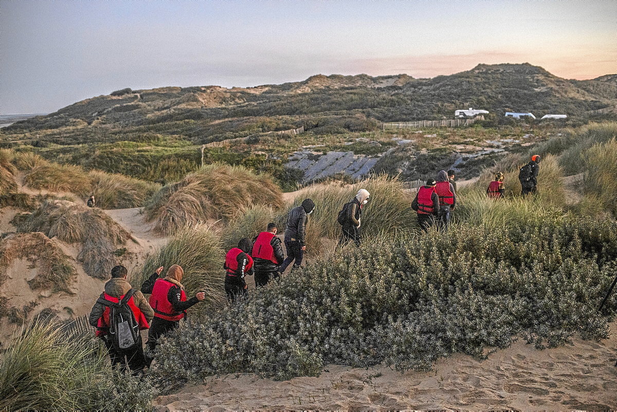 Después de ser descubiertos por la Policía, un grupo regresa al campamento para volver a intentarlo la mañana siguiente. (Sergi Cámara)