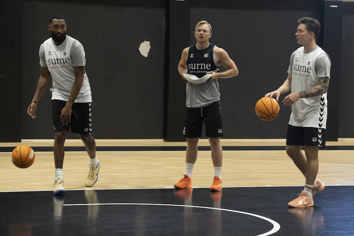Harald Frey, capitán de nuevo cuño de los hombres de negro, flanqueado por Darrun Hilliard y Justin Jaworski, dos de los principales fichajes de Bilbao Basket.