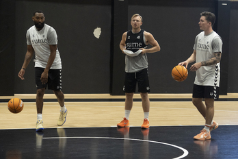 Harald Frey, capitán de nuevo cuño de los hombres de negro, flanqueado por Darrun Hilliard y Justin Jaworski, dos de los principales fichajes de Bilbao Basket.