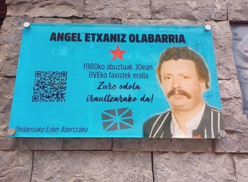 Angel Etxanizoroitzen duen plaka Ondarroan. 
