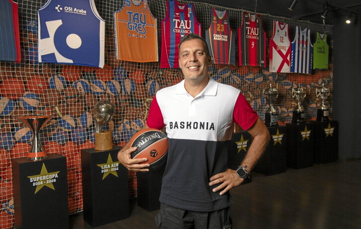 Paolo Galbiati posa en los que en adelante serán sus dominios en el Buesa Arena.