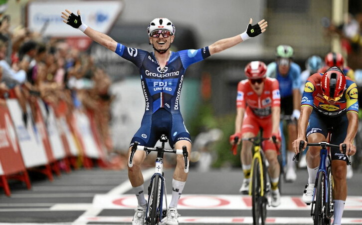 David Gaudu celebra su victoria luego de colarse en la última curva.
