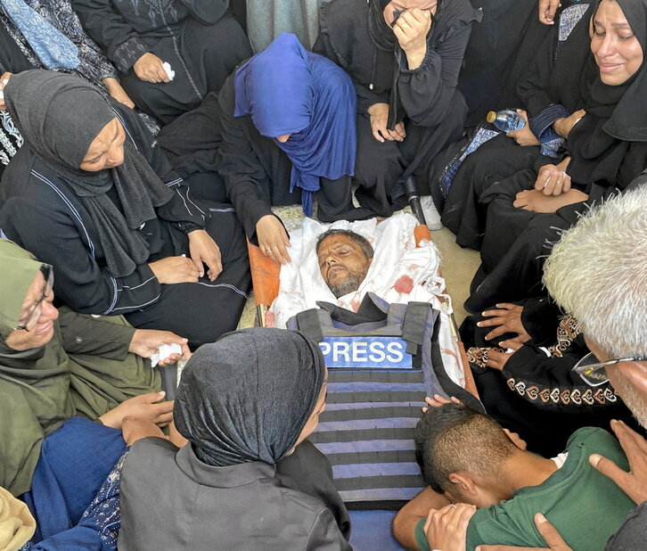 Bost kazetari hil zituen atzo Israelek Nasser ospitalearen aurkako erasoan.