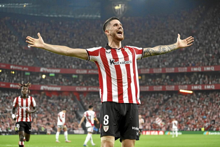 Oihan Sancet celebrando el primer gol de la temporado con los brazos abiertos.