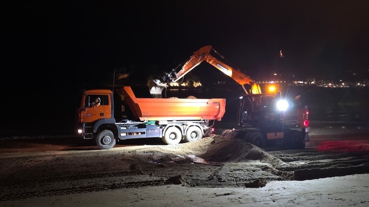 17 kamioi bete dituzte gau bakar batean, Ondarretan pilatutako harriekin.