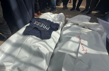 Cadáveres del reportero Mohammed al-Bardawil, su mujer y su hijo, a los que mataron en abril en otro ataque contra el hospital Al-Nasser.