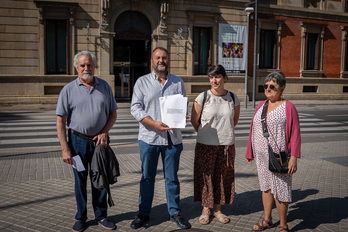 Representantes de los colectivos contrarios a la mina Muga, ante el Parlamento navarro, donde a comienzos de agosto solicitaron que este proyecto se incluya en la comisión de investigación sobre adjudicaciones irregulares.