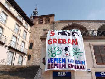 Los trabajadores desplegaron una pancarta de grandes dimensiones en la plaza de La Blanca.