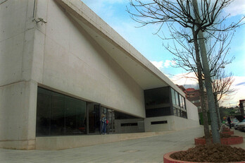 Handitzeko eta berritzeko lanetan dagoen Urretako kiroldegia, artxiboko irudian.