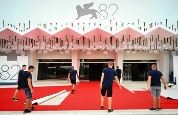 Montaje de la alfombra en Venecia.