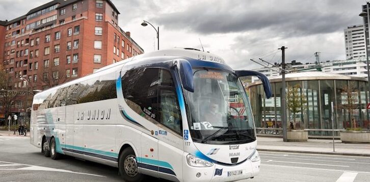 La Unioneko autobus bat, artxiboko irudi batean.