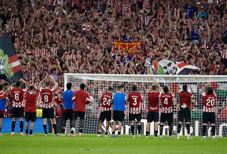 Jokalariak Herri Harmailarekin garaipena ospatzen.