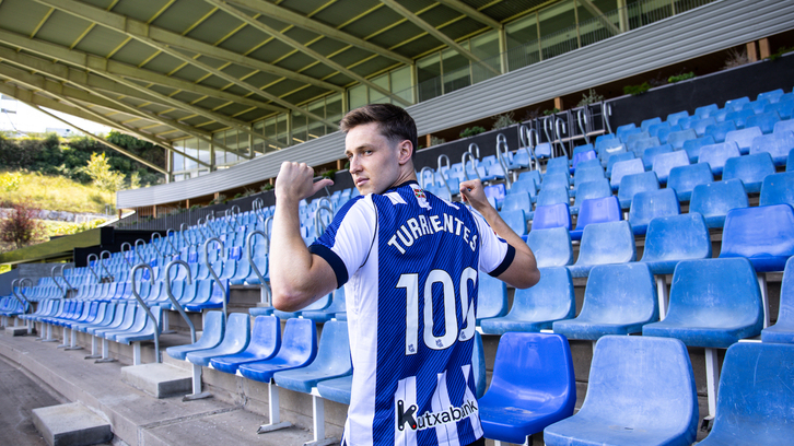 Beñat Turrientes posa en Zubieta con una camiseta conmemorativa de su centenar de partidos.