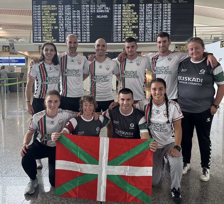 Euskal Selekzioko jokalari eta entrenatzaileak, aireportuan Herbereetara bidean.