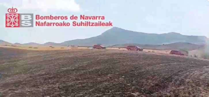 Los bomberos intervienen en el incendio de Izagaondoa.