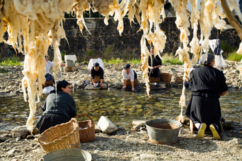 Ibaian arropak garbitzen, antzineko eran, Orhipean jaian.
