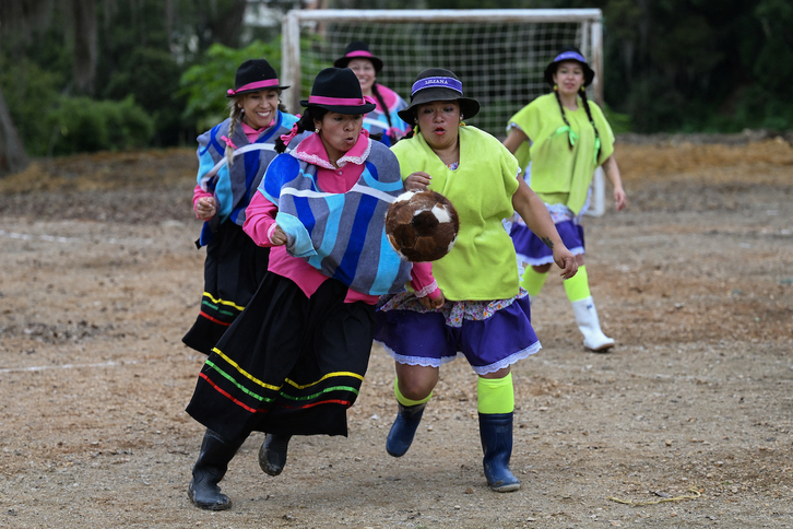 Juegan con sus coloridos vestidos tradicionales.