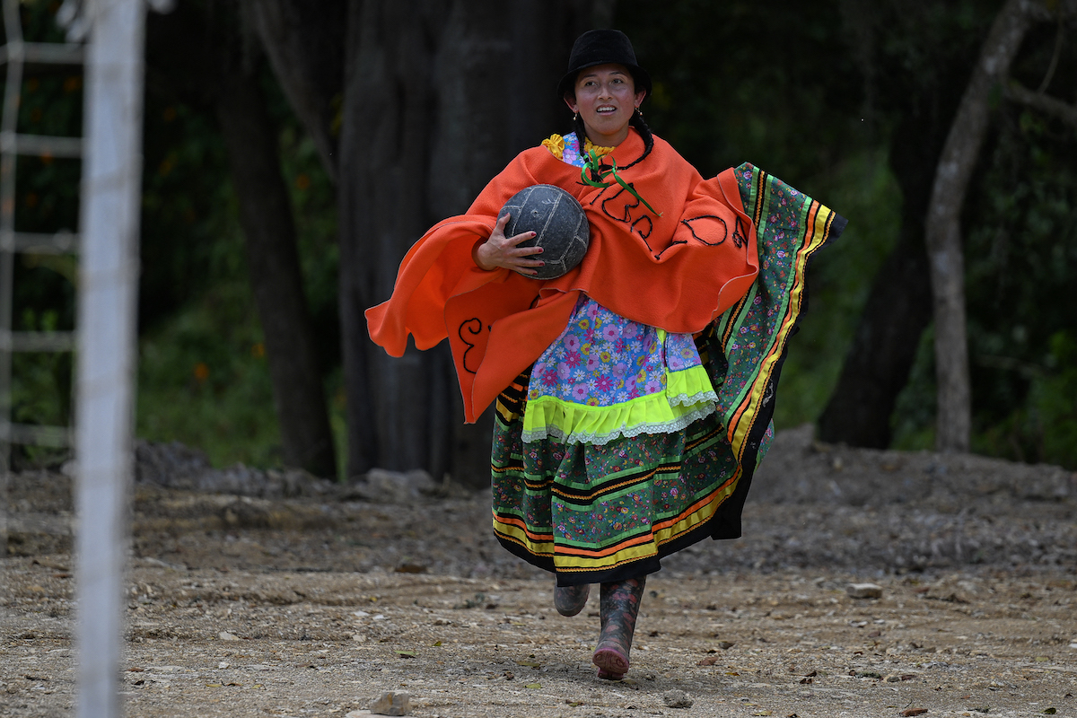 Juegan a fútbol para luchar contra el olvido. (Luis Acosta | AFP) Juegan a fútbol para luchar contra el olvido.
