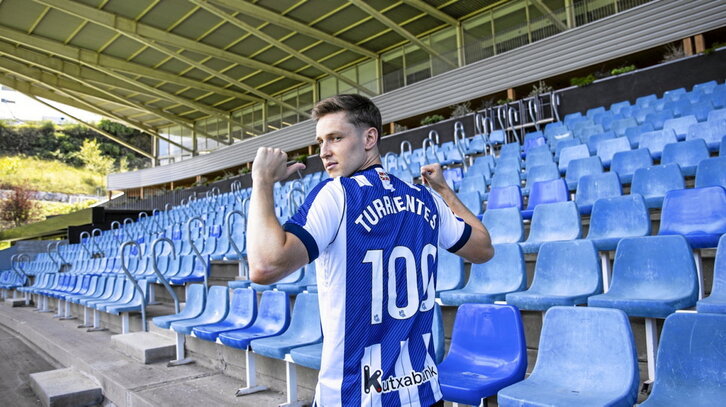 Beñat Turrientes posa en Zubieta con una camiseta conmemorativa de su centenario.