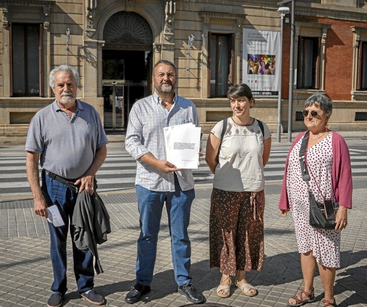 Opositores a la mina Muga.