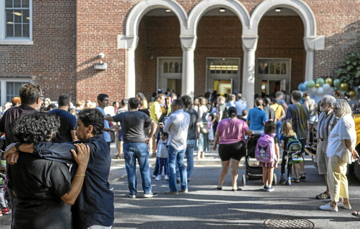 Familiares y miembros de la comunidad acompañan a los menores en una escuela de primaria en Washington.