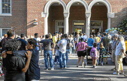 Familiares y miembros de la comunidad acompañan a los menores en una escuela de primaria en Washington.