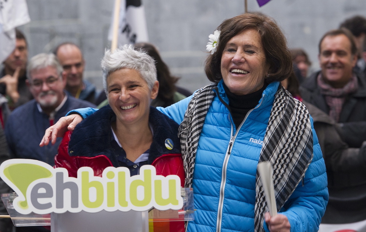 Arantza Arruti, eskuinean, EH Bilduk Zarautzen 2015ean egindako ekitaldi batean. (Gorka RUBIO/FOKU)