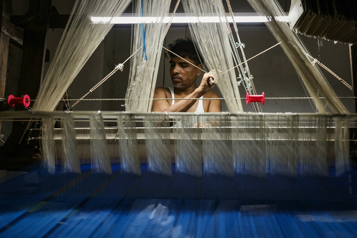 Un artesano de la ciudad santa de Benarés trabajando en un telar.