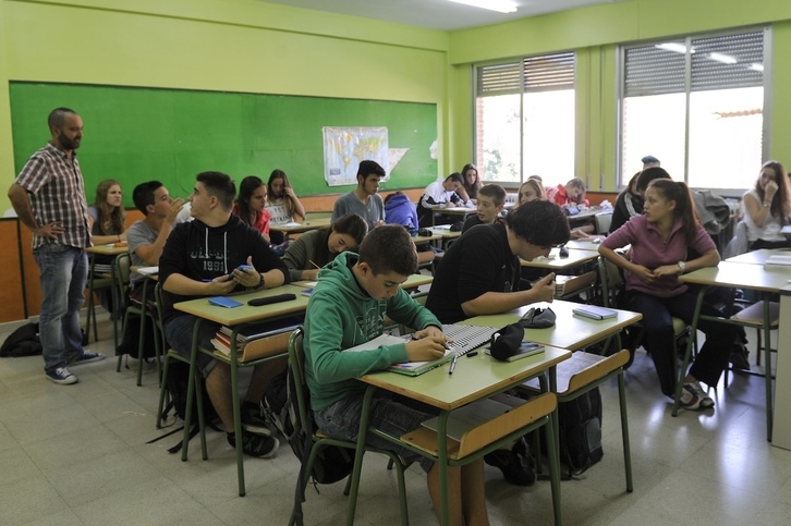 Profesor impartiendo su clase en la ikastola de Zangoza