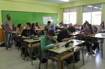 Profesor impartiendo su clase en la ikastola de Zangotza