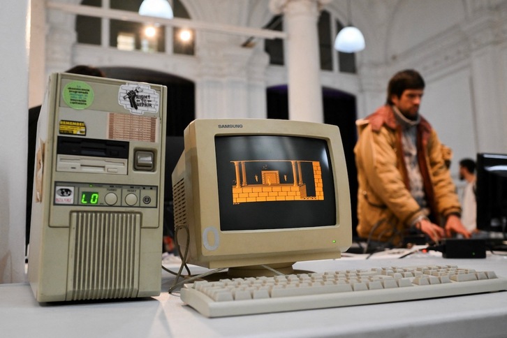 Un viejo ordenador con una pegatina en la que se puede leer «Right to repair» («Derecho a reparar»).