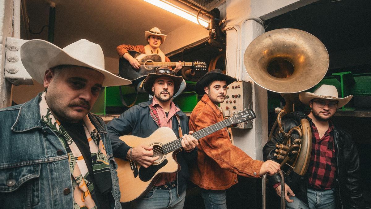 Val, Afu, Tuli el Bachatuli, CompaLuis, eta JonVi dira La Txama.