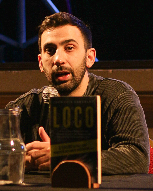 Juan Luis González, con su primer libro sobre el mandatario argentino, ‘Loco’.