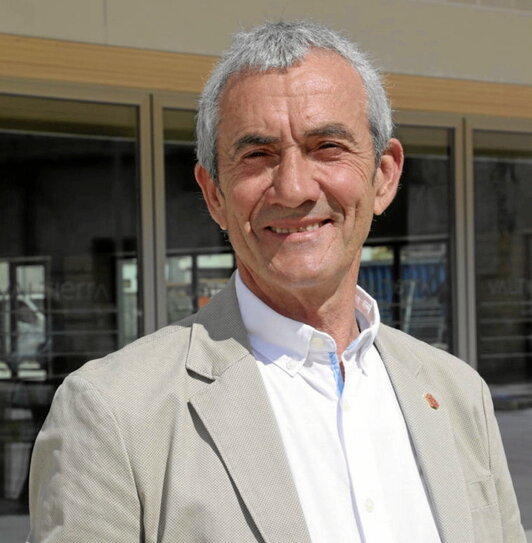 Manuel Resa, arropado por el resto de la candidatura de UPN en la localidad de Erribera.