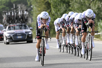 El conjunto UAE, bien acoplado en pos de una victoria en la crono por equipos que no se les ha escapado.