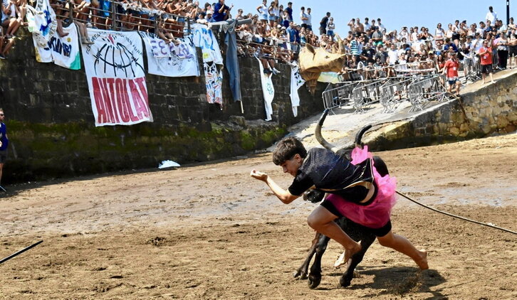 Un adolescente en la sokamuturra en el puerto viejo de Algorta.