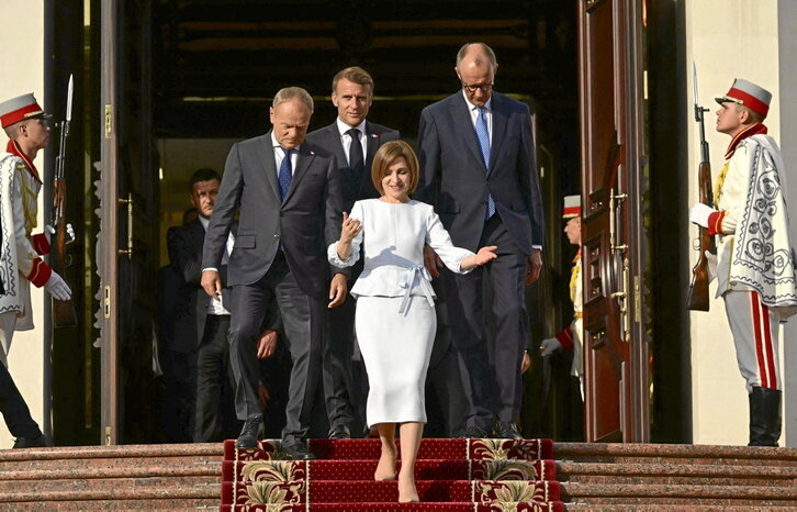 La presidena moldava, Maia Sandu, junto a Donald Tusk, Emmanuel Macron y Friedrich Merz en Chisinau.